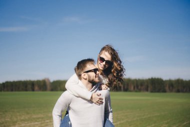 Mutlu kız ve erkek sahada koşuyor ve sarılıyor, aşk hikayesi seyahat konsepti, seçici odaklanma