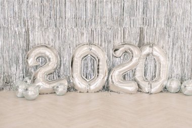 gümüş parıltılı süslemeler ve 2020 balon