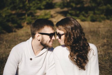 Mutlu kız ve erkek turist çantalı ve gitarlı doğa yürüyüşü, seyahat aşk hikayesi konsepti, seçici odaklanma