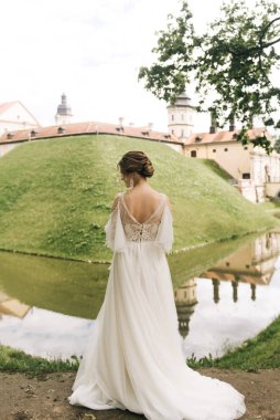 Avrupa 'da eski bir şatonun arka planında güzel, zarif bir gelin.