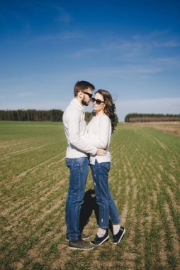 Mutlu kız ve erkek sahada koşuyor ve sarılıyor, aşk hikayesi seyahat konsepti, seçici odaklanma