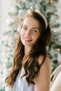 Çekici bir genç kızın portresi Noel ağacının arka planında