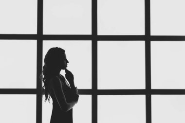 Tavan arasında arka lambası olan bir kızın silueti.