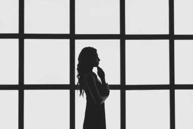 Tavan arasında arka lambası olan bir kızın silueti.