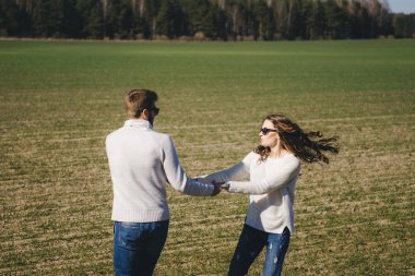 Mutlu kız ve erkek sahada koşuyor ve sarılıyor, aşk hikayesi seyahat konsepti, seçici odaklanma
