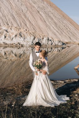 Tuz dağları ve taş ocaklarının doğal arka planında birbirine aşık güzel, zarif bir çift.