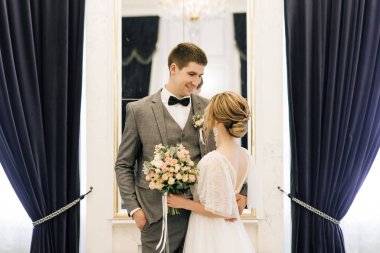 Şatafatlı bir iç mekanda birbirine aşık güzel ve zarif bir çift.