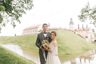 Avrupa 'da eski bir şatonun arka planında birbirine aşık güzel, zarif bir çift.