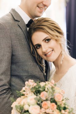 Şatafatlı bir iç mekanda birbirine aşık güzel ve zarif bir çift.