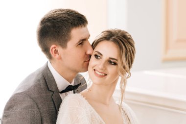 Piyanonun yakınındaki lüks bir evde birbirine aşık güzel, zarif bir çift.