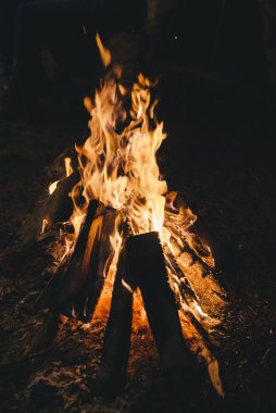 Gece kamp ateşi.