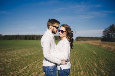 Mutlu kız ve erkek sahada koşuyor ve sarılıyor, aşk hikayesi seyahat konsepti, seçici odaklanma