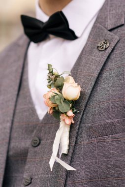 Eski bir binanın arka planında damadın portresi.