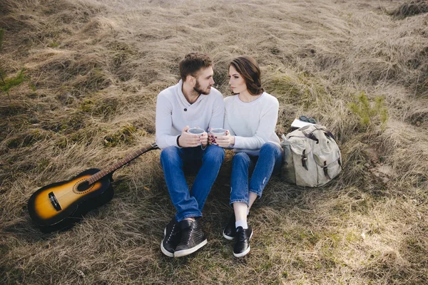 Menina Feliz Cara Com Uma Mochila Turística Guitarra Sentado Campo — Fotografia de Stock