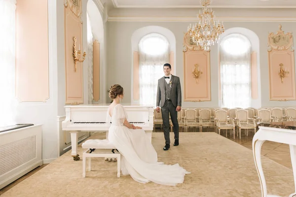 Vőlegény Először Látja Menyasszonyt Zongora Közelében Egy Fényűző Belső Térben — Stock Fotó