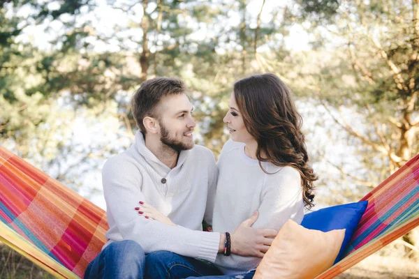 Par Kärlek Flicka Och Kille Hängmatta Njuter Skogen Resor Kärlek — Stockfoto