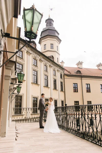 Piękna Elegancka Para Nowożeńców Zakochanych Tle Starego Budynku Kostki Brukowej — Zdjęcie stockowe