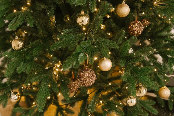 黄金の玉で飾られたクリスマスツリー — ストック写真