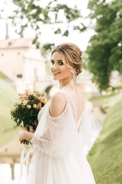 Hermosa Novia Elegante Fondo Viejo Castillo Boda Europea — Foto de Stock