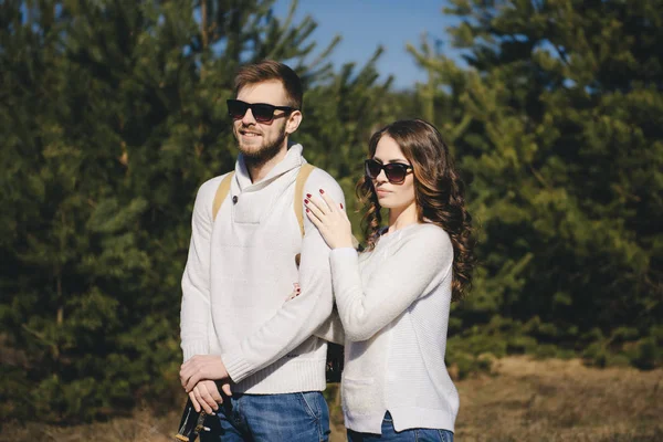 Glad Tjej Och Kille Med Turist Ryggsäck Och Gitarr Promenader — Stockfoto