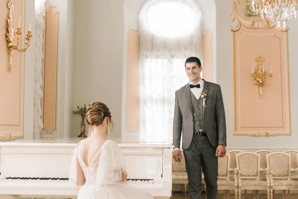 Groom Sees Bride First Time Piano Luxurious Interior — 스톡 사진