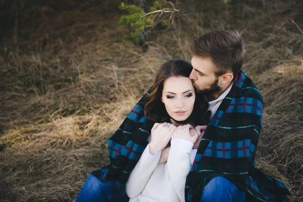 Menina Feliz Cara Sentado Campo Coberto Com Cobertor História Amor — Fotografia de Stock