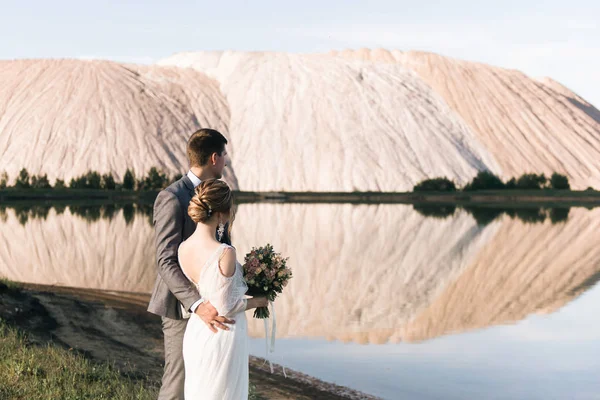 Vackra Bröllop Par Krama Varandra Och Titta Berg Sjö Landskap — Stockfoto