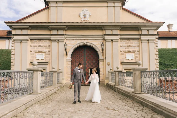 Beautiful Elegant Couple Newlyweds Love Background Old Building Paving Stones — 스톡 사진