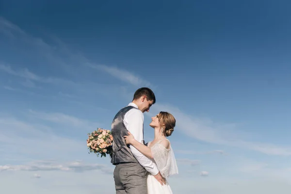 Belo Casal Elegante Recém Casados Apaixonados Belo Fundo Natural Montanhas — Fotografia de Stock