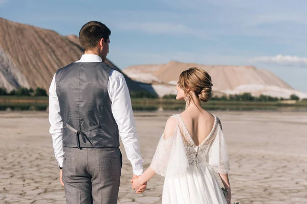 Vackra Eleganta Par Nygifta Kära Vacker Naturlig Bakgrund Saltberg Och — Stockfoto