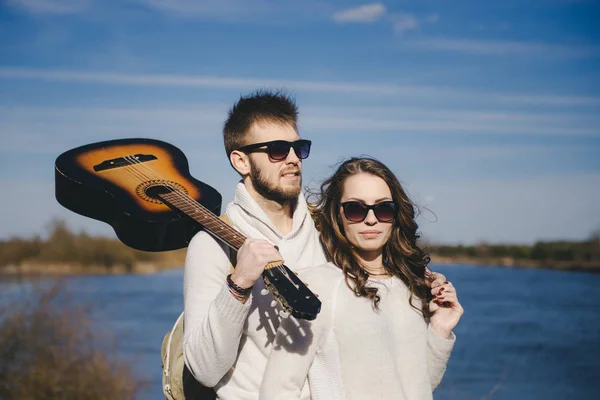 Happy Girl Guy Guitar River Travel Love Story Concept — Stock Photo, Image