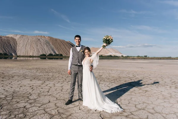 Belo Casal Elegante Recém Casados Apaixonados Belo Fundo Natural Montanhas — Fotografia de Stock