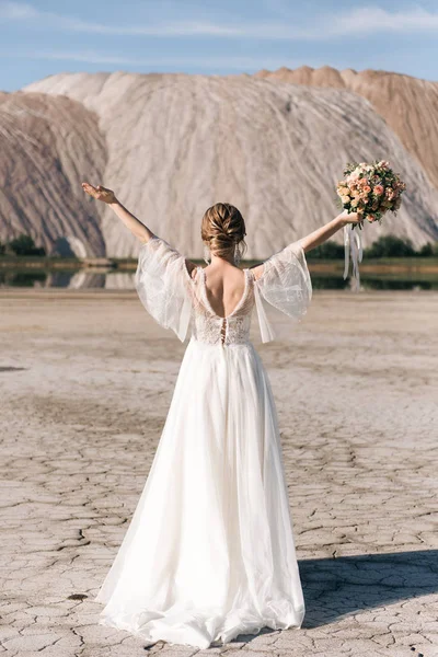 Beautiful Elegant Bride Background Salt Sand Quarries — 스톡 사진