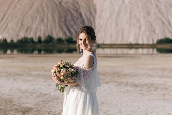 Beautiful Elegant Bride Background Salt Sand Quarries — 스톡 사진