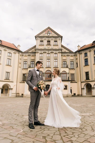 Beautiful Elegant Couple Newlyweds Love Background Old Building Paving Stones — 스톡 사진