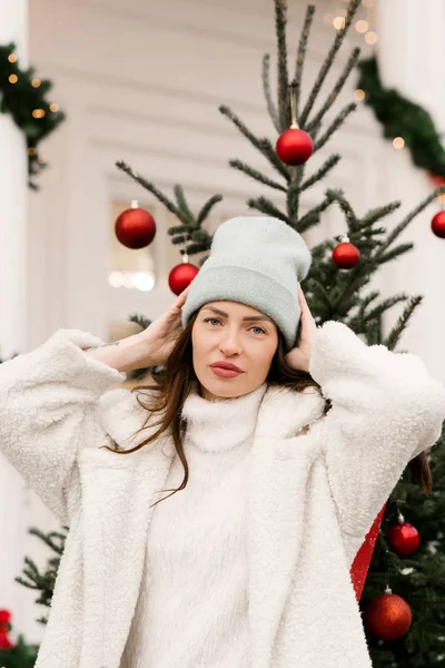 Portrait Une Jolie Fille Élégante Dans Chapeau Sur Fond Arbre — Photo