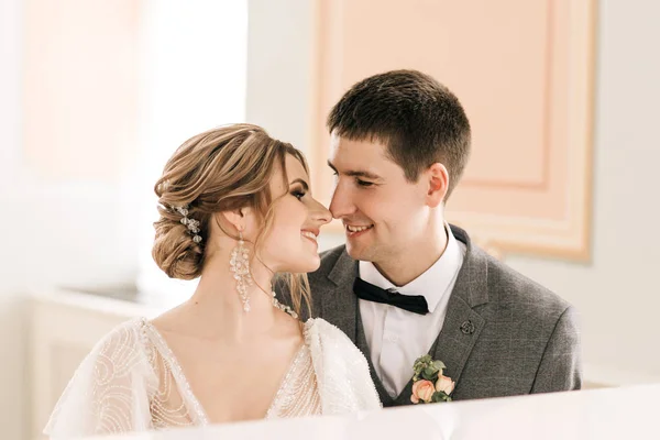 Beautiful Elegant Couple Newlyweds Love Luxurious Interior Piano — 스톡 사진