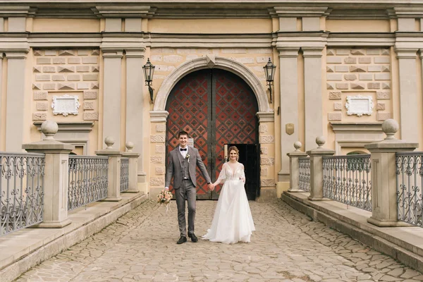 Krásný Elegantní Pár Novomanželů Zamilovaných Pozadí Staré Budovy Dlažebních Kamenů — Stock fotografie