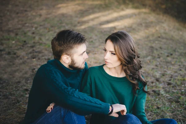 Jonge Liefdevolle Paar Toeristen Kamperen Zitten Bij Een Kampvuur Tegen — Stockfoto