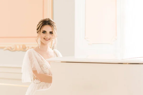 Portrait Beautiful Bride Next Piano Luxurious Interior — 스톡 사진