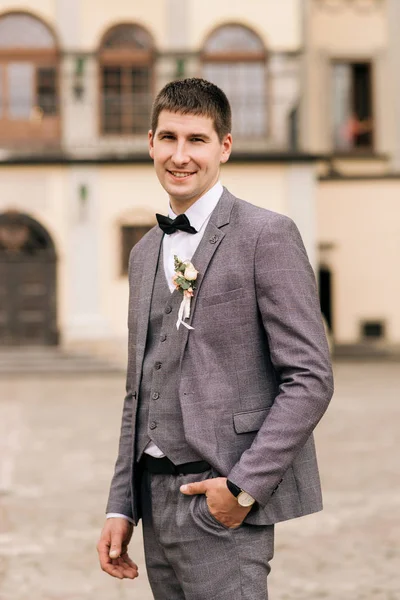 Portrait Groom Background Old Building — 스톡 사진