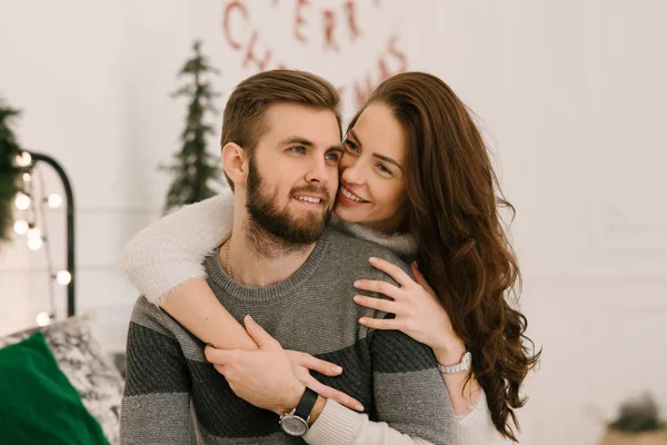 Hombre Atractivo Amoroso Una Niña Concepto Una Historia Amor Navidad —  Fotos de Stock