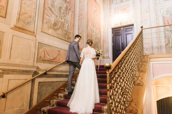 Gyönyörű Elegáns Pár Friss Házasok Szerelmesek Egy Luxus Belsejében Lépcsőn — Stock Fotó