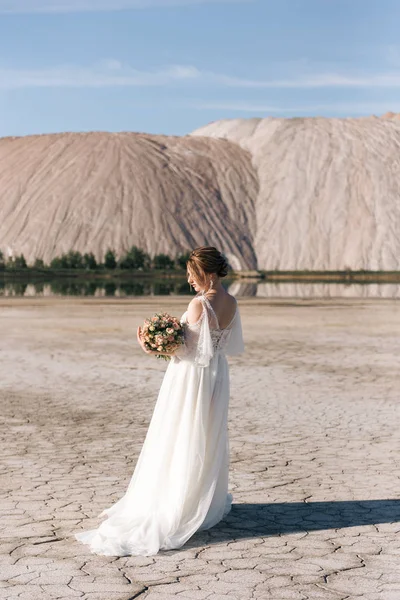 Vacker Elegant Brud Bakgrunden Salt Sand Stenbrott — Stockfoto