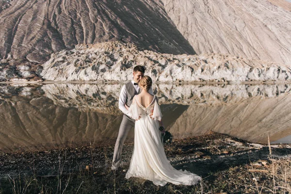 Bella Coppia Elegante Sposi Innamorati Bellissimo Sfondo Naturale Montagne Salate — Foto Stock