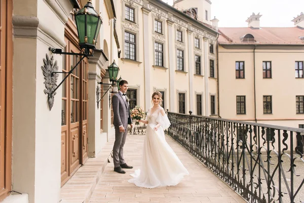 Beautiful Elegant Couple Newlyweds Love Background Old Building Paving Stones — 스톡 사진