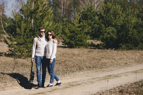 Glad Tjej Och Kille Med Turist Ryggsäck Och Gitarr Promenader — Stockfoto