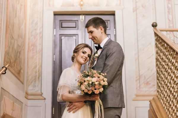 Krásný Elegantní Pár Novomanželů Lásce Luxusním Interiéru — Stock fotografie