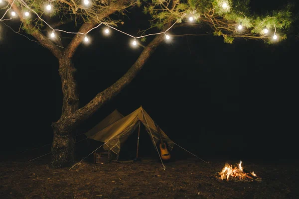 Retro Zelt Mit Retro Girlande Auf Einem Baum Feuer Wald — Stockfoto