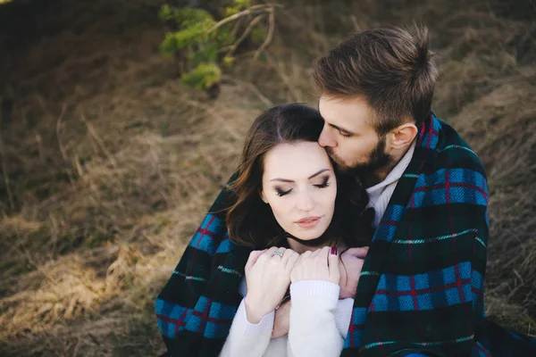 Ragazza Felice Ragazzo Seduto Campo Coperto Una Coperta Concetto Viaggio — Foto Stock